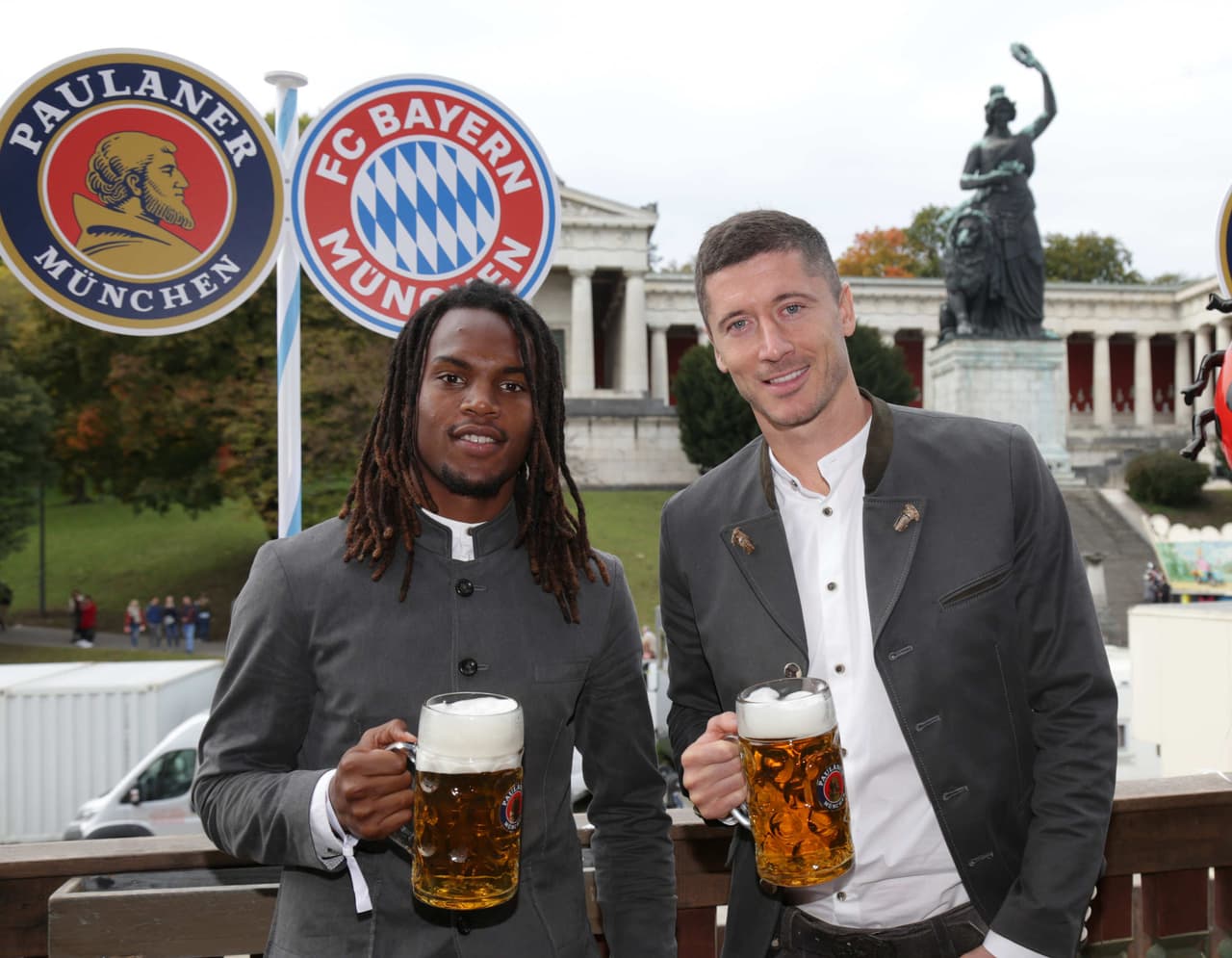 Renato Sanches y Robert Lewandowski refrescándose con una cerveza bávara.