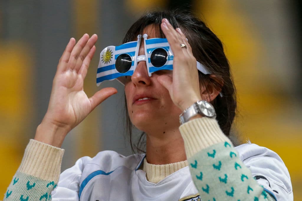 Un increíble colorido y ambiente fueron capaz de genera las aficiones de Uruguay y Japón previo a su encuentro por el Grupo C de la Copa América Brasil 2019. Los seguidores celestes le pusieron ese toque especial, y los nipones no se diga, con sus peculiaridades ambas hinchadas generaron buenas sensaciones en la previa.