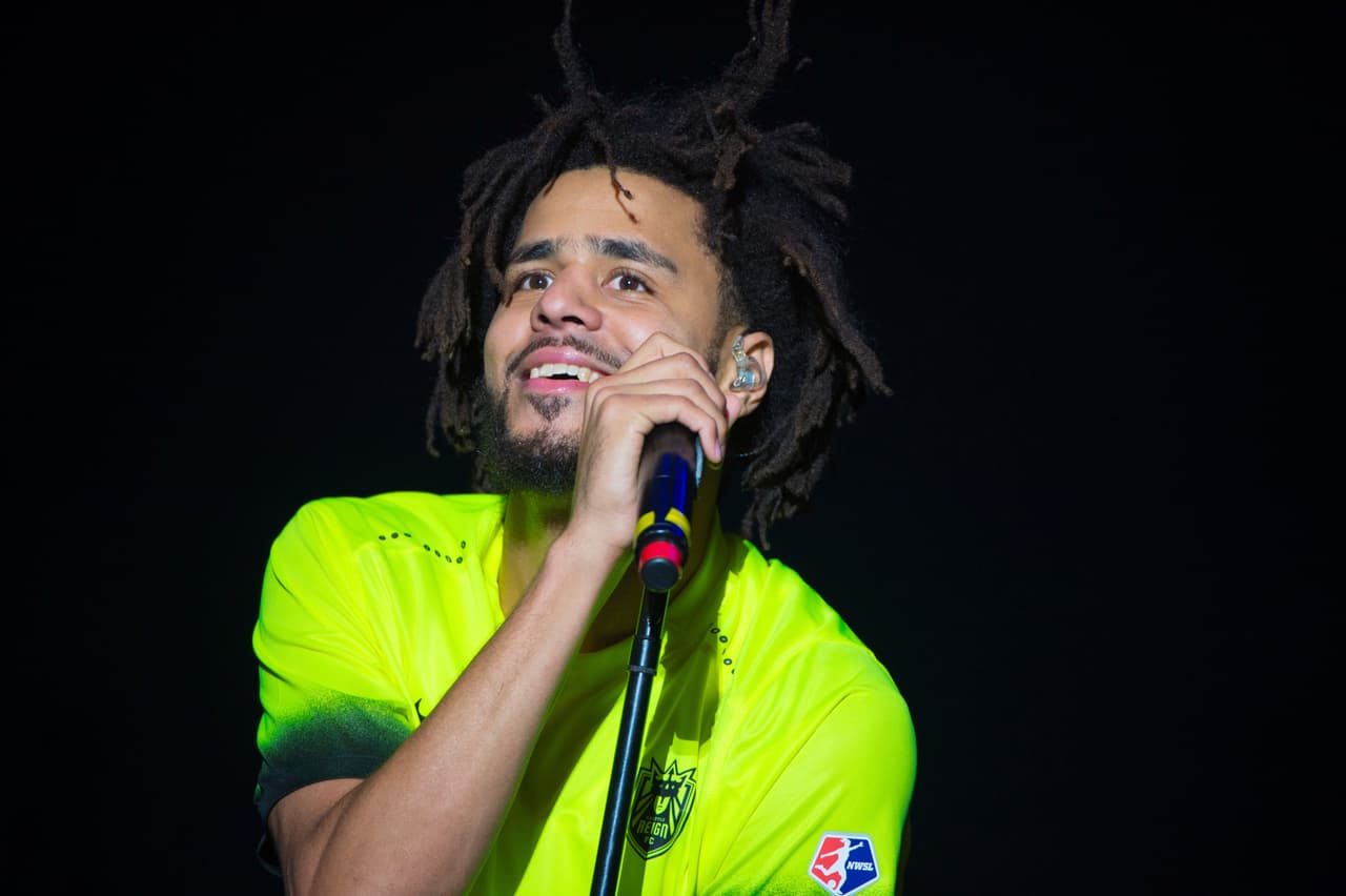 El rapero J. Cole se presentó en el intermedio de la edición 68 del NBA All-Star Game en Charlotte, North Carolina.