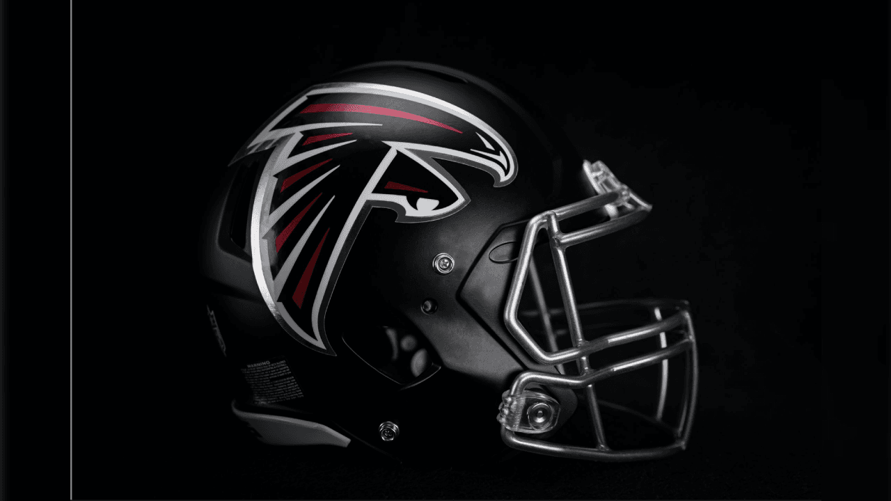 ¡Los Falcons presentan su nueva indumentaria! Con una gran variación en sus uniformes donde se eliminaron líneas en los hombros ahora predominan las tonalidades a un solo color. Así se prepara el equipo de Matt Ryan en la búsqueda de instalarse en otro Super Bowl.