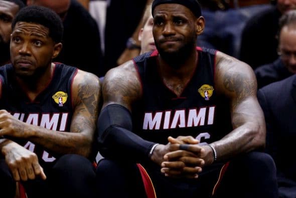 Todo o nada. Dispuestos a dejar la vida en la cancha San Antonio fue por su quinto campeonato mientras Miami buscaba salir de la mala racha 3-1 pese a que ningún equipo en la historia lo había logrado en una final. San Antonio apaleó a Miami.          