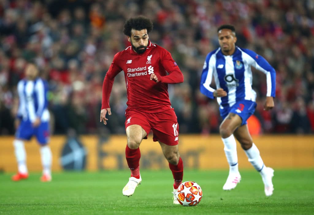 Aquí el delantero egipcio explotando otra de sus virtudes que es la velocidad en la conducción de la pelota.