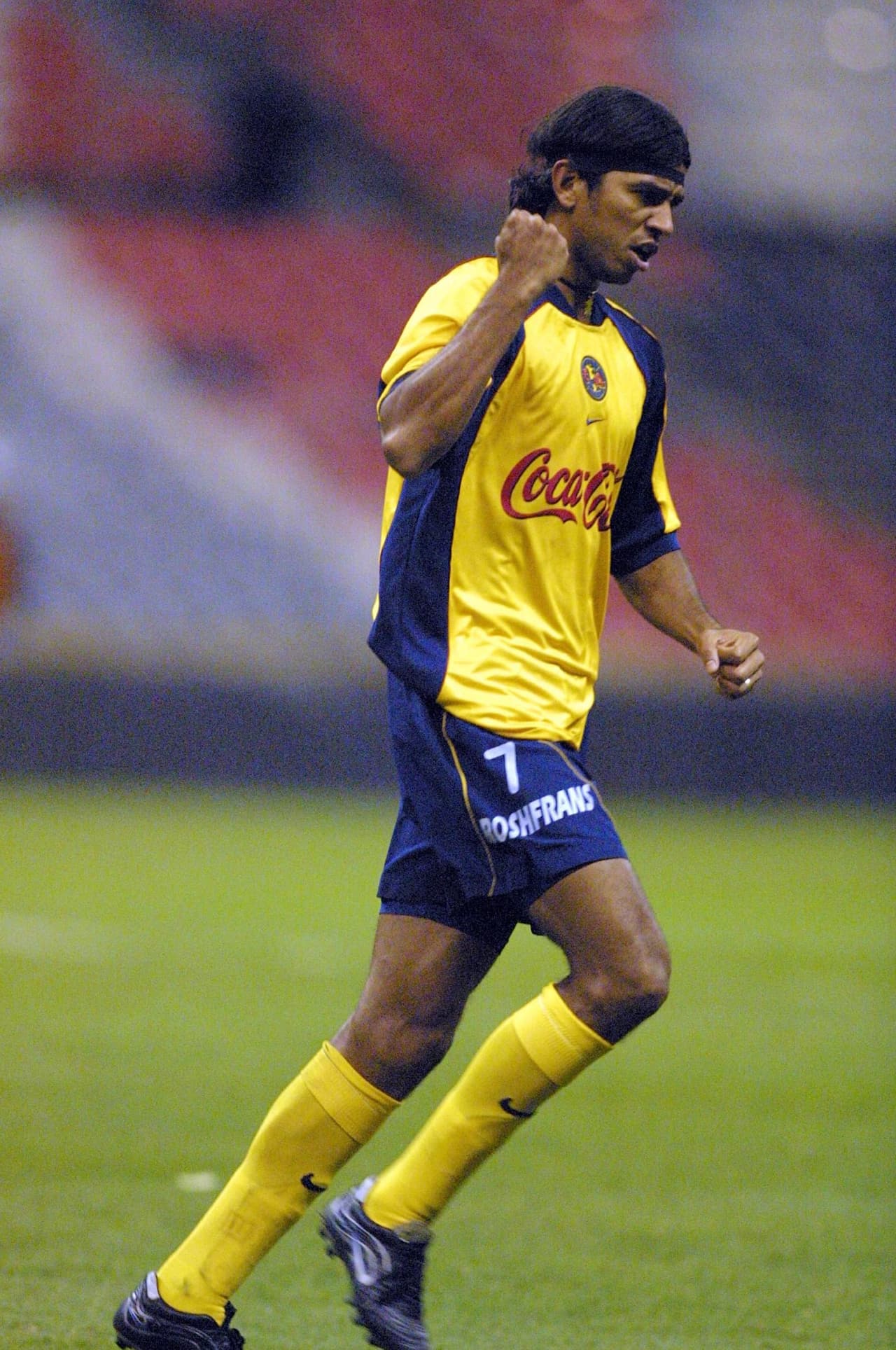 El 'Flaco' se convirtió en un jugador importante en el América llegando a jugar 122 partidos, marcar 23 goles y levantar el título del Verano 2002.