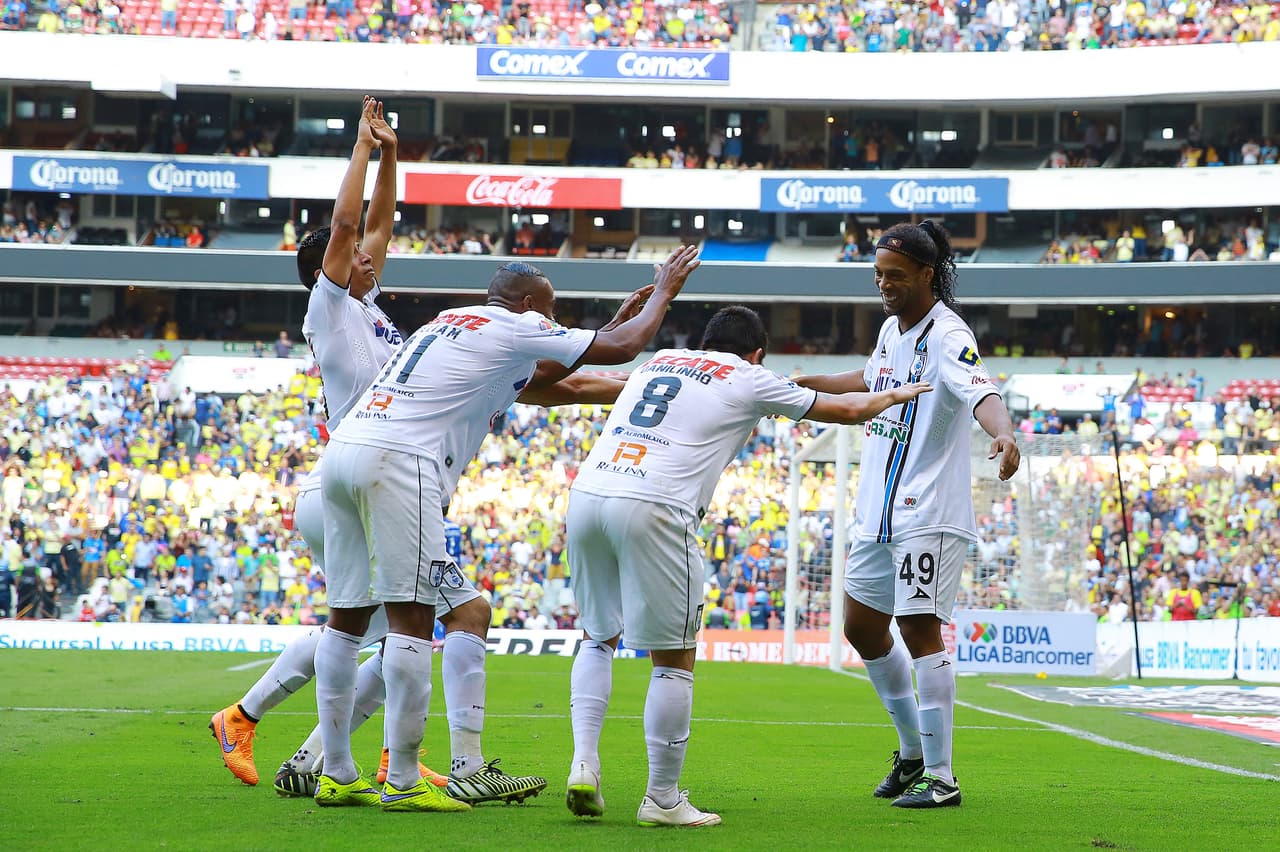 La chilena de Ronaldinho (derecha) y un gol más de su autoría aportaron para un histórico 4-0 de Gallos Blancos sobre las Águilas.