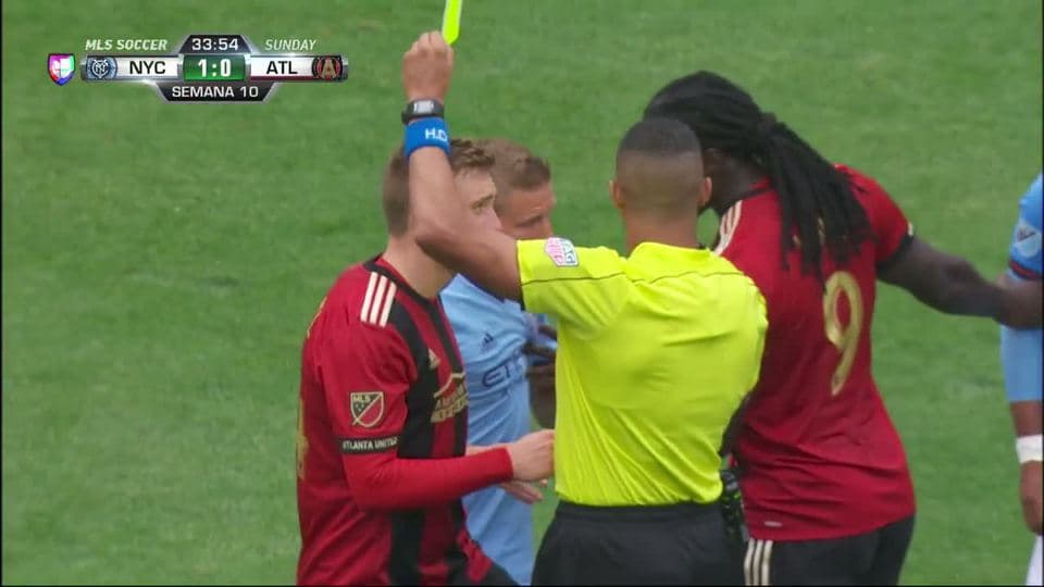 Tarjeta amarilla. El árbitro amonesta a Julian Gressel de Atlanta United FC