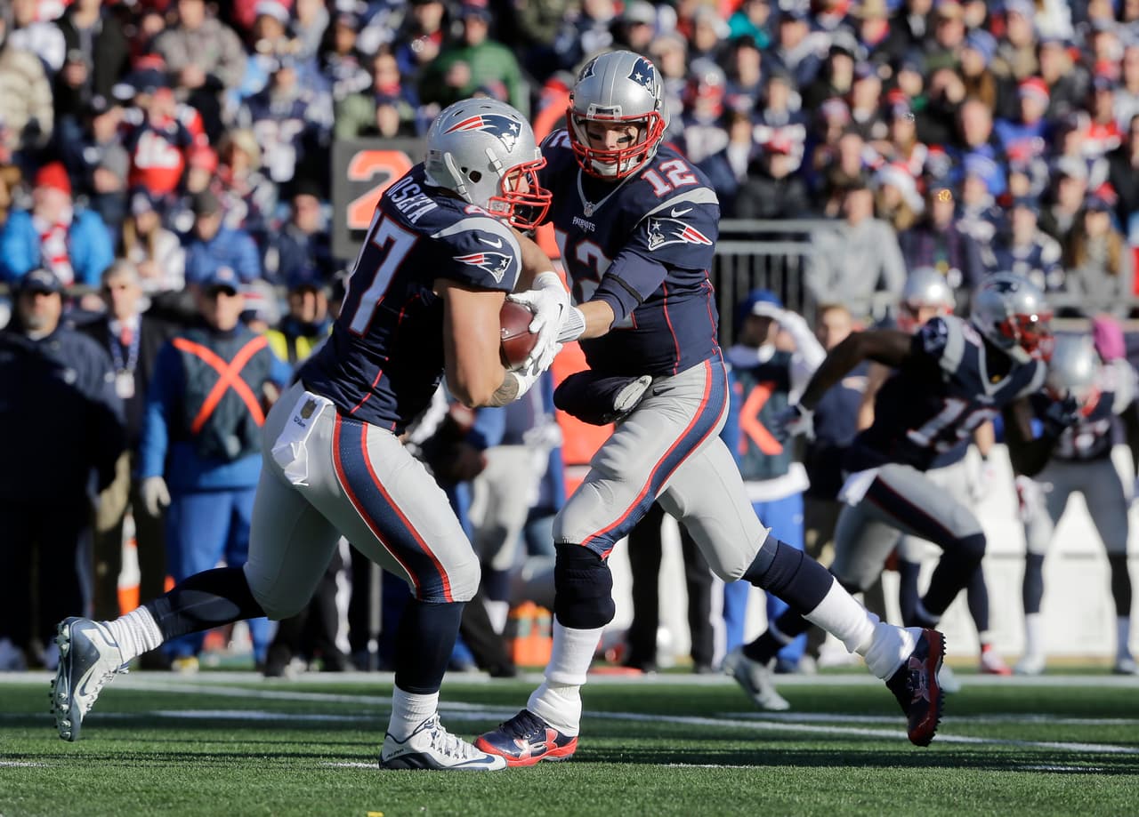 En cambio la Conferencia Americana muestra mayor competencia por los lugares en los playoffs. Solo hay dos escuadras clasificadas: New England y Cincinnati que todavía no asegura el título divisional. En la pelea los Jets, Pittsburgh, Houston, Indianapolis, Denver y Kansas City, seis equipos por 4 lugares.