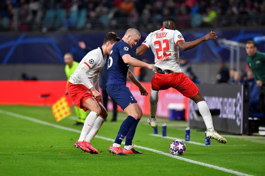 Tras robar el balón, Eric Dier es presionado por Nordi Mukiele quien le rebota el balón y consigue un saque de manos a favor del RB Leipzig.