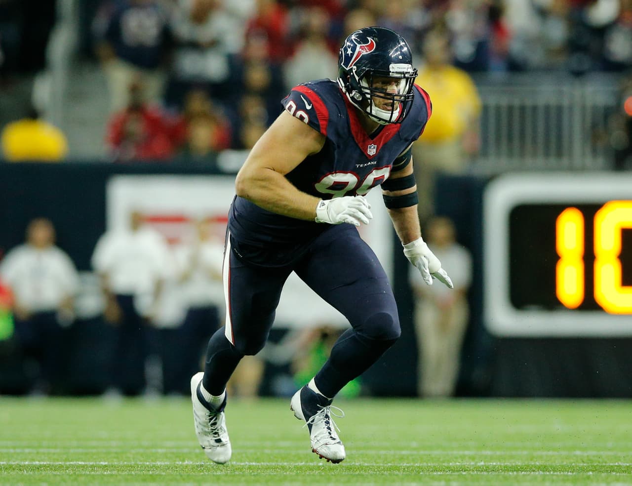 3 / J.J. WATT - DE - HOUSTON TEXANS - El mejor defensivo en la NFL alcanzó el tercer lugar entre los 100 jugadores a seguir en 2016, un descenso tomando en cuenta que el año pasado fue número uno gracias a las 20.5 capturas que registró en 2014. Esta vez en 2015 tuvo 17.5 capturas, que también le alcanzaron para ser líder NFL. En 5 temporadas ya suma 74.5 capturas de quarterback en su meteórico ascenso global.