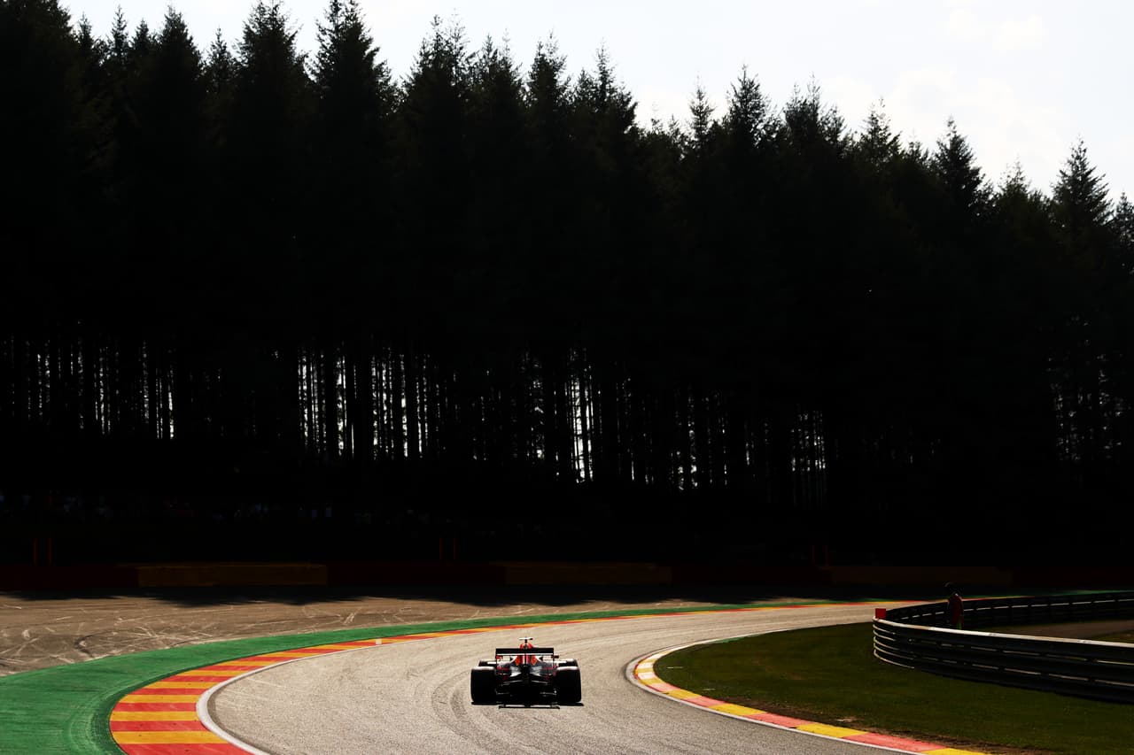 Charles Leclerc, piloto monegasco de Ferrari, saldrá desde la pile position este domingo en el Gran Premio de Bélgica tras firmar el mejor tiempo en las clasificatorias. Checo Pérez, de Racing Point, arrancará en la séptima posición.