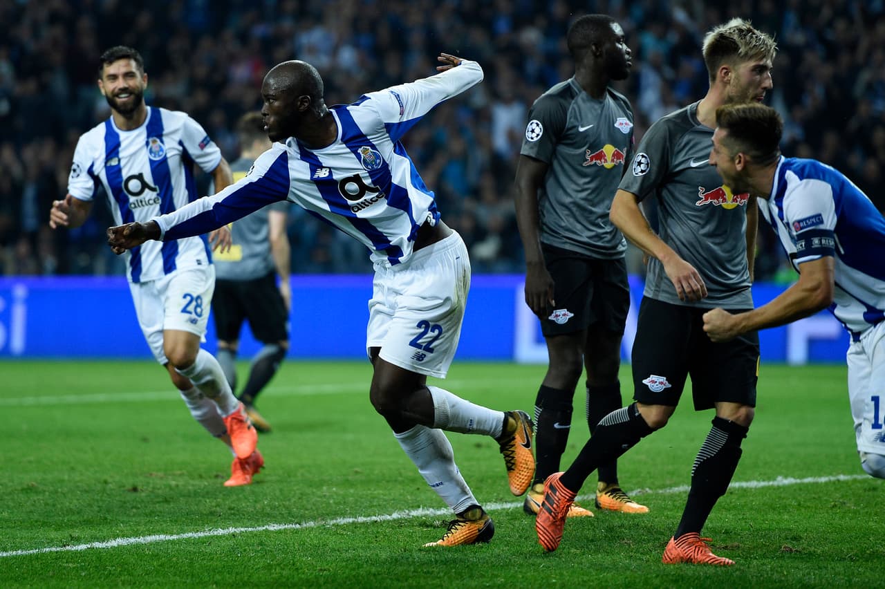 Así llegó el segundo gol del Porto al minuto 16 por medio de un cabezazo, tras un centro de tiro libre de Alex Telles.