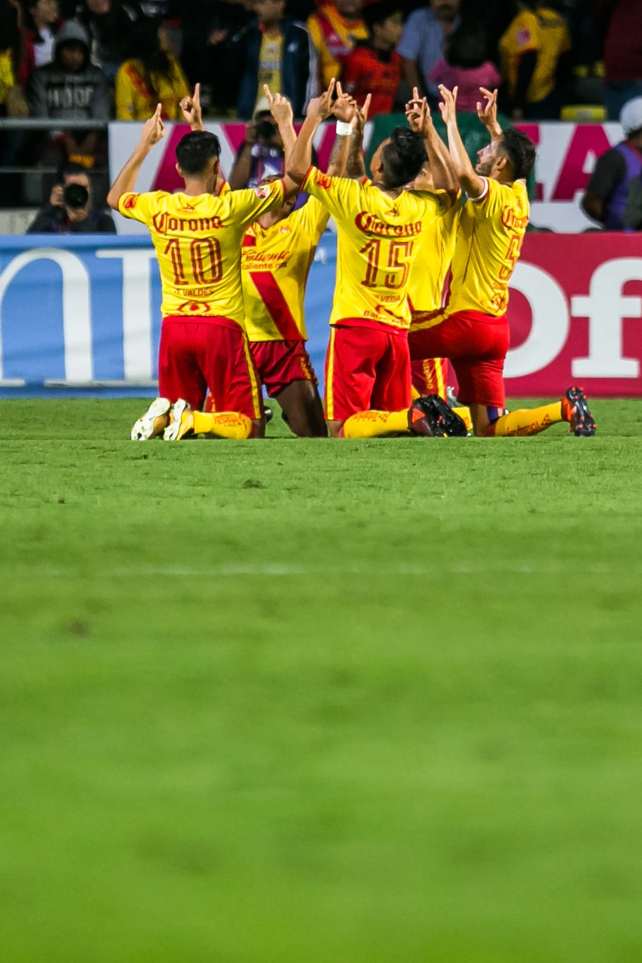 Morelia se llevó una contundente victoria 3 goles por 0 ante un Tijuana que no logró reponerse de una temprana expulsión.