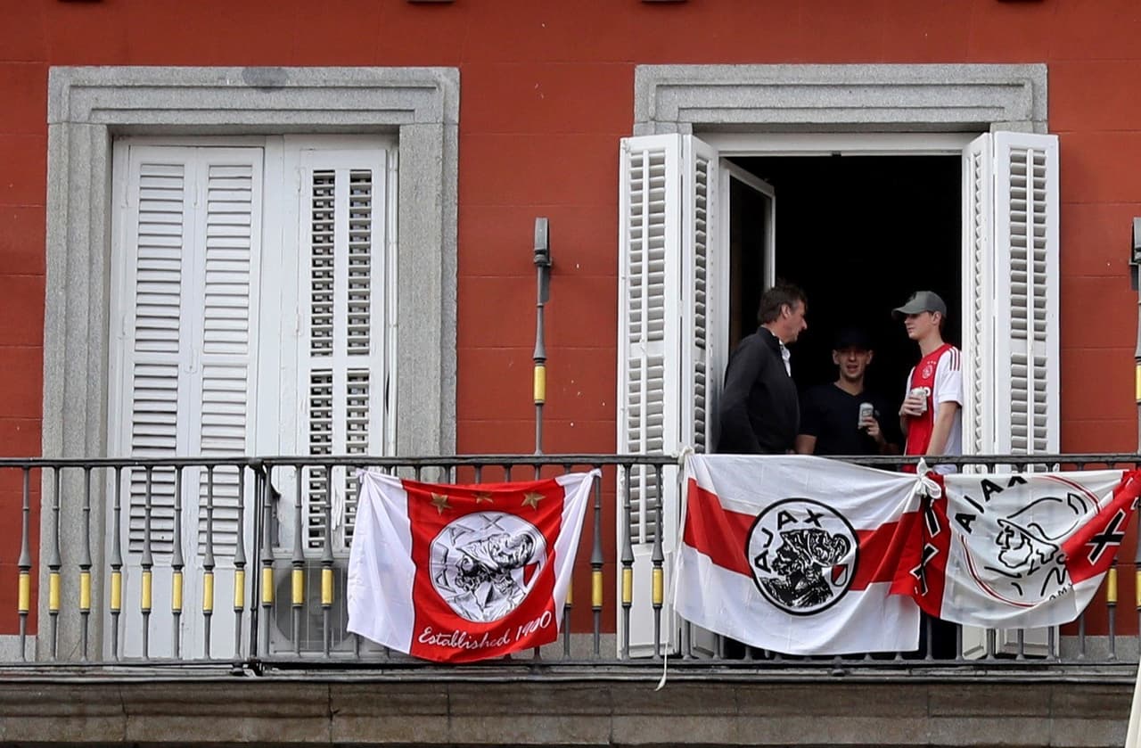 La intensidad de los hinchas de Real Madrid se sintió en el estadio Santiago Bernabéu, mientras los de Ajax llegaron a sitios como la Puerta del Sol y la Plaza Mayor en las calles de la capital española para el juego de vuelta de los Octavos de Final de la Champions League.
