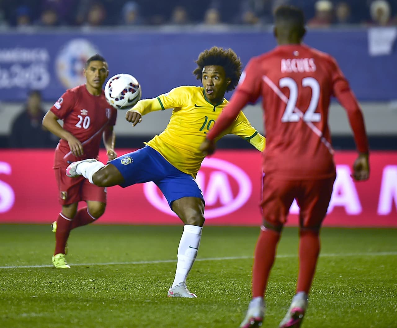 Willian, el mediocampista de Brasil lució muy participativo con sus compañeros, además de ser una conexión entre la defensa y la delantera amazónica en varias ocasiones. Sus arribos a la portería rival estuvieron cerca de acabar en gol.