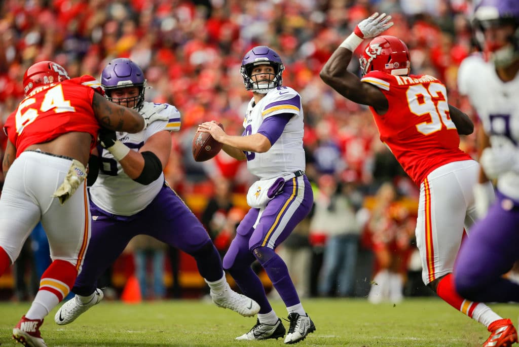 Kirk Cousins se ve en problemas pero termina por lanzar un buen pase.