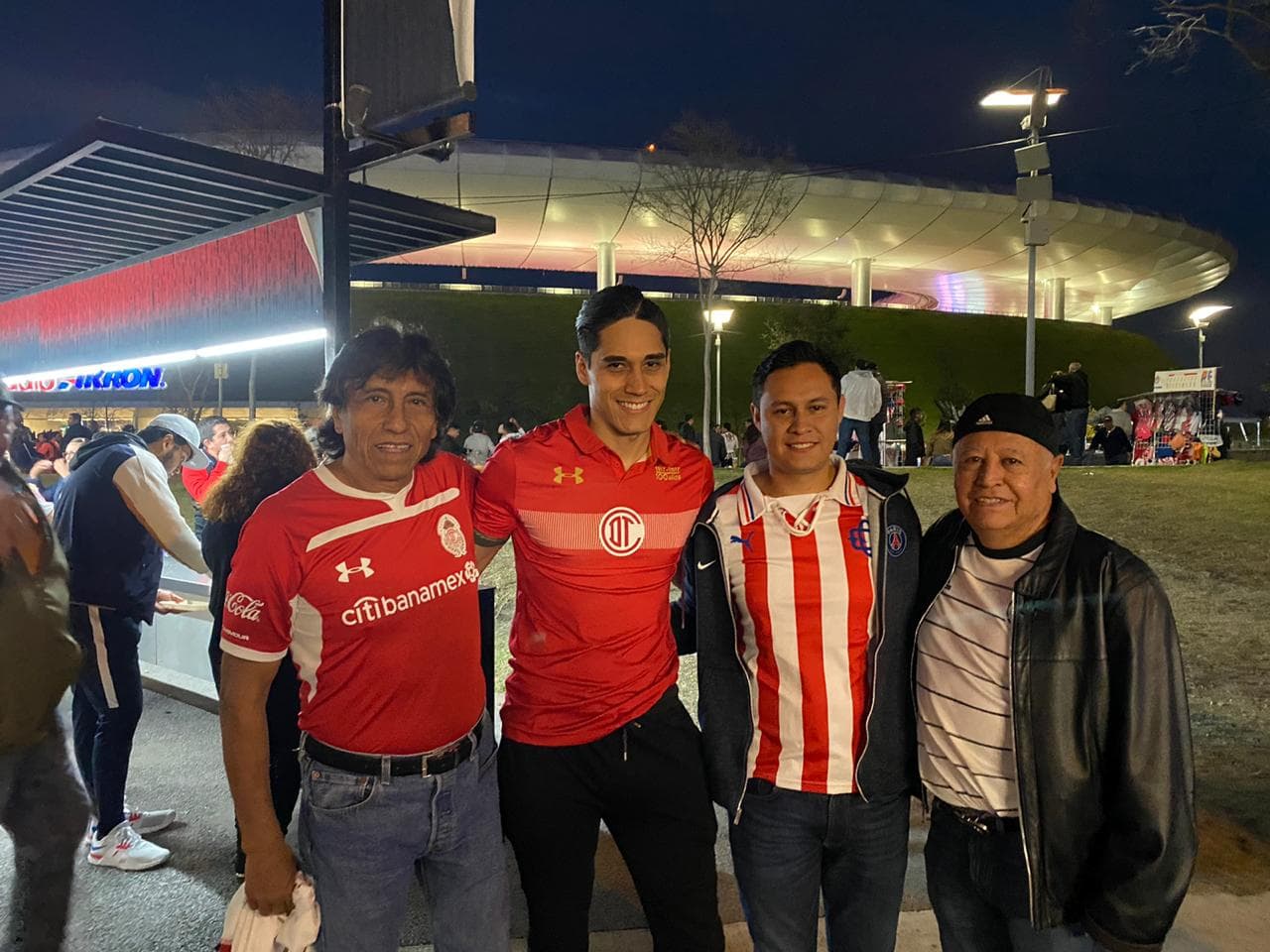 Cae la noche en Guadalajara y el Estadio Akron se alista para albergar el Chivas vs Toluca.