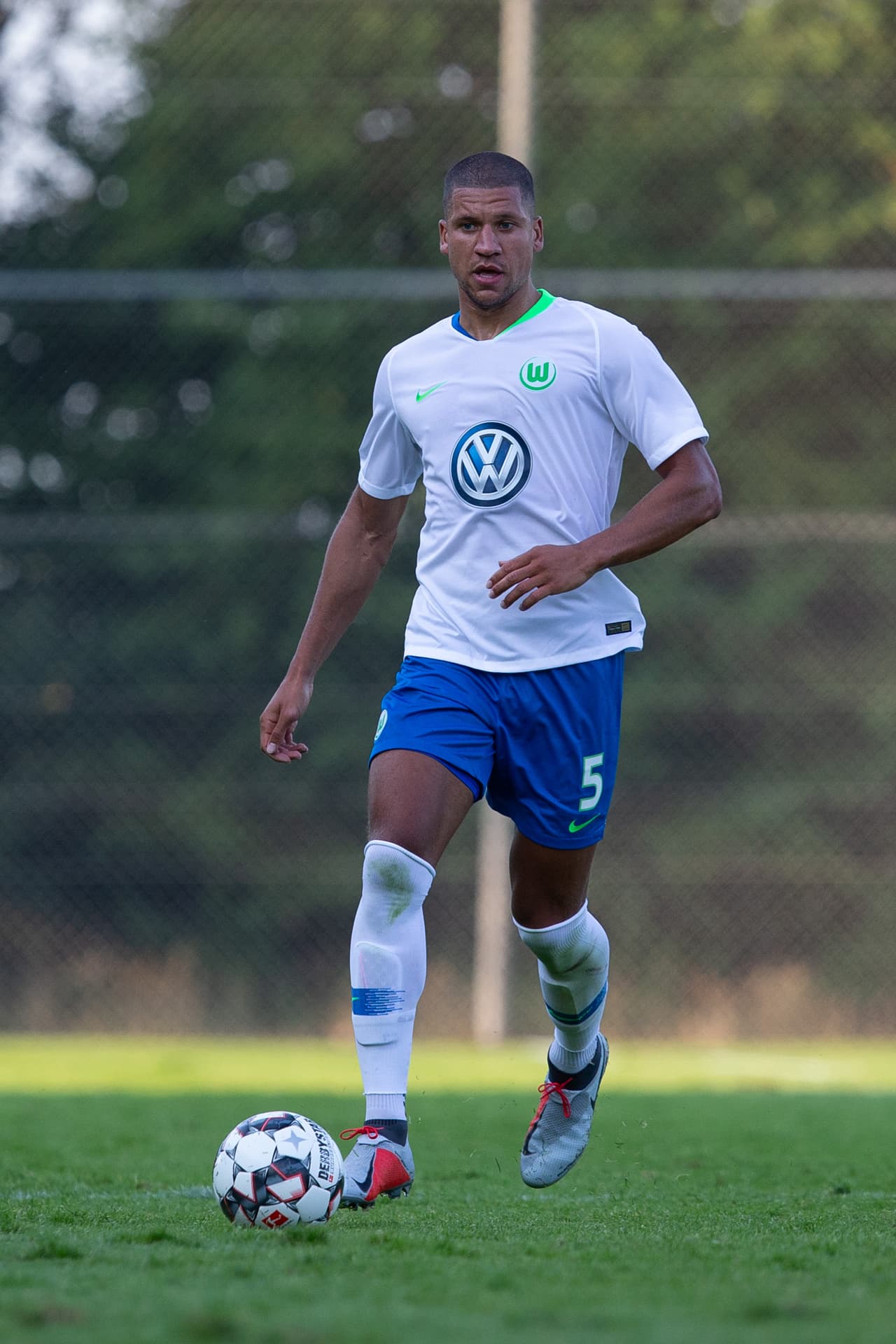 Se está hablando en Alemana que el defensa Jeffrey Bruma saldría del Wolfsburgo con rumbo al Celtic Glasgow.