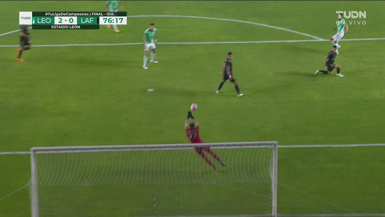 Doble atajada de McCarthy y LAFC sufre en defensa ante León