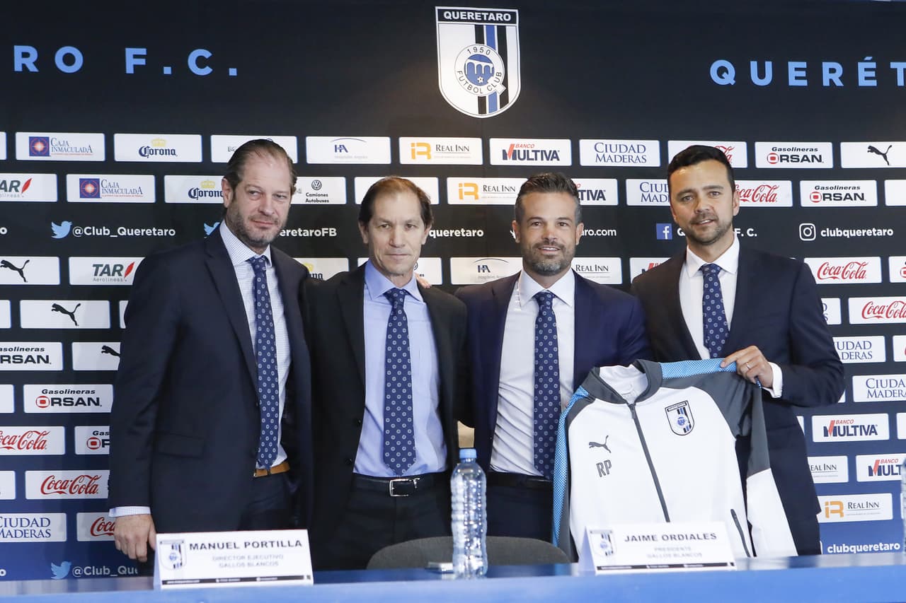 Rafael Puente del Río fue presentado como técnico del Querétaro, precedido por su paso por Lobos BUAP. Ahora buscará poner a brillar a los 'Gallos', alguna vez subcampeones de la Liga MX.