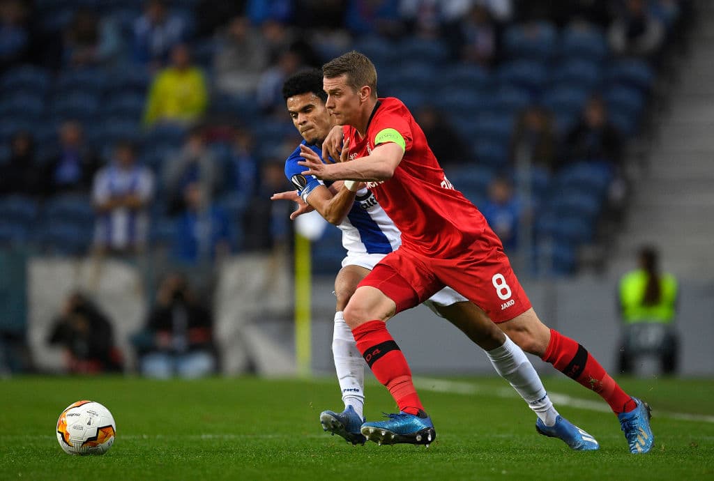 Lars Bender arriesga de más la pelota y el colombiano Luis Diaz le roba el esférico.