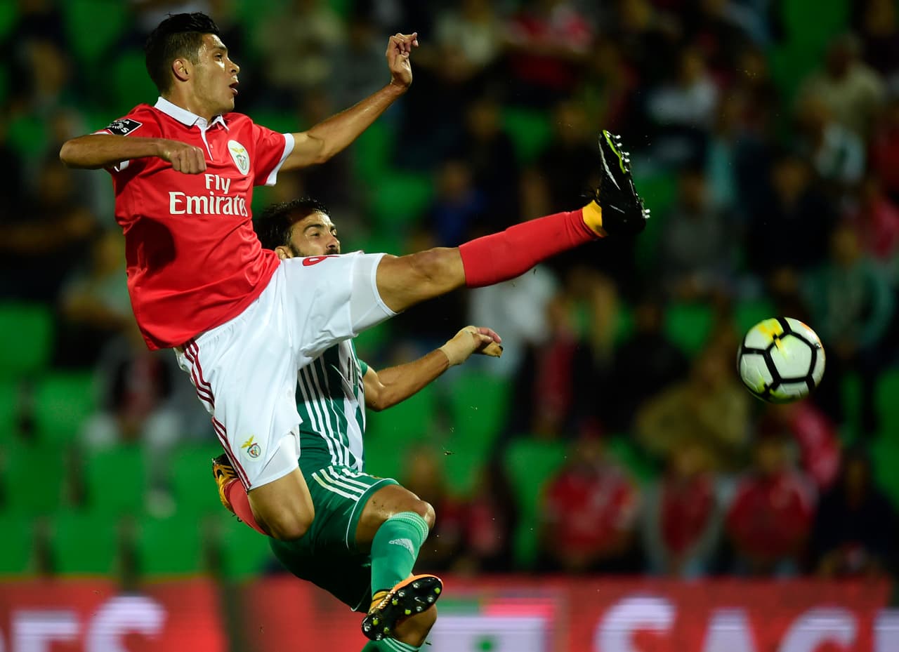 Liga NOS / Rio Ave 1-[1] Benfica: aunque ha demostrado un buen nivel, Raúl Jiménez sigue siendo suplente de las 'Águilas'. En este juego entró al minuto 70 por Rafa Silva, pero no pudo cambiar la historia del marcador.