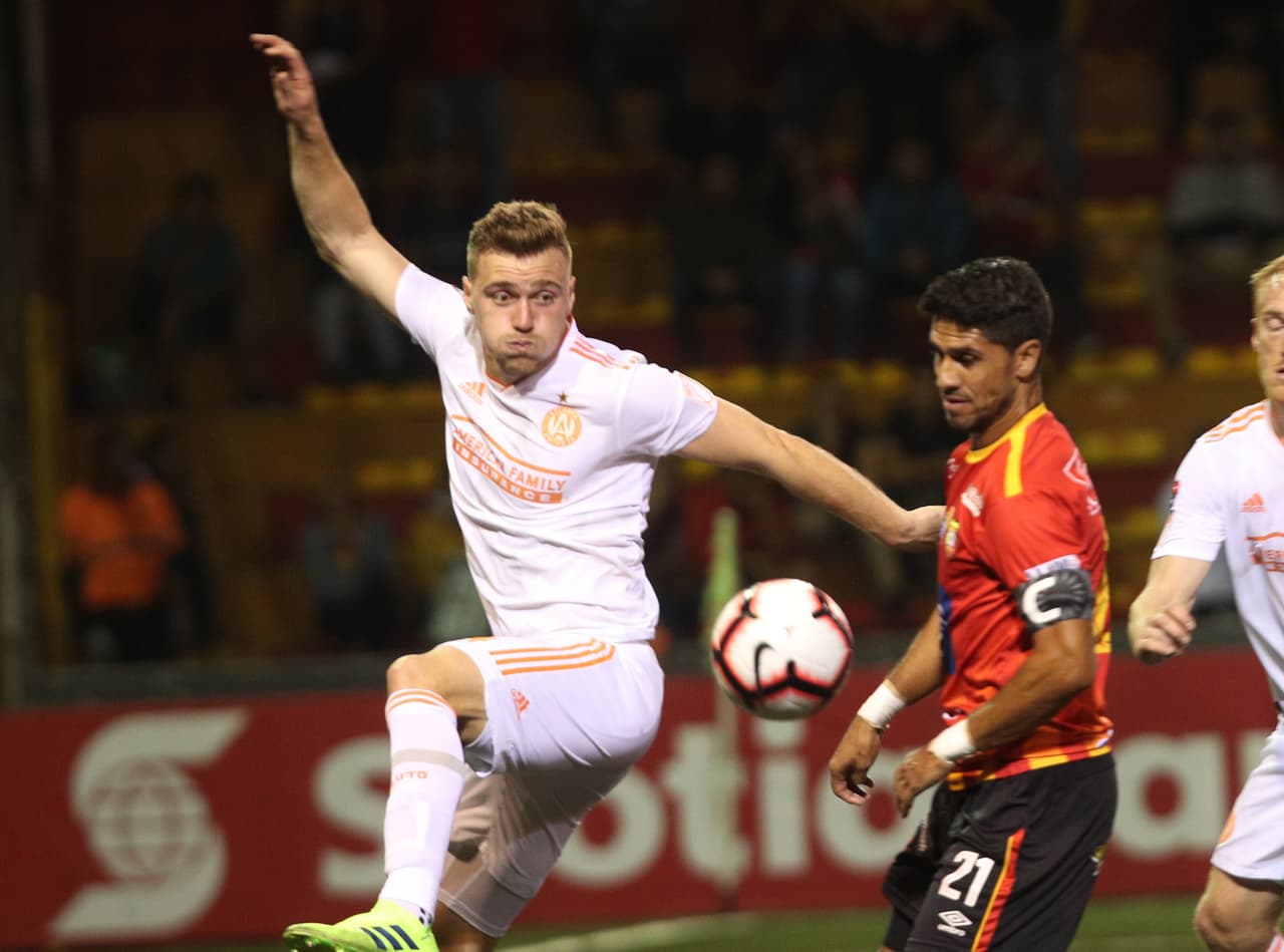 Pero el gol le cayó muy mal a los estadounidenses, pues lejos de reaccionar los dirigidos por Frank de Boer, parecían todavía en shock por el gol de la oncena tica.