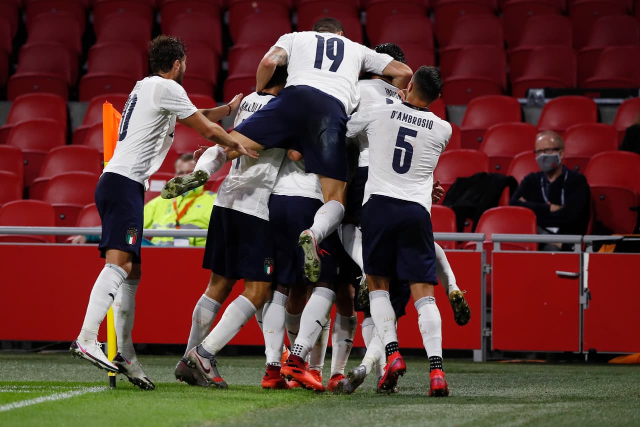 Italia inicia fuerte y registra el primer intento de gol.