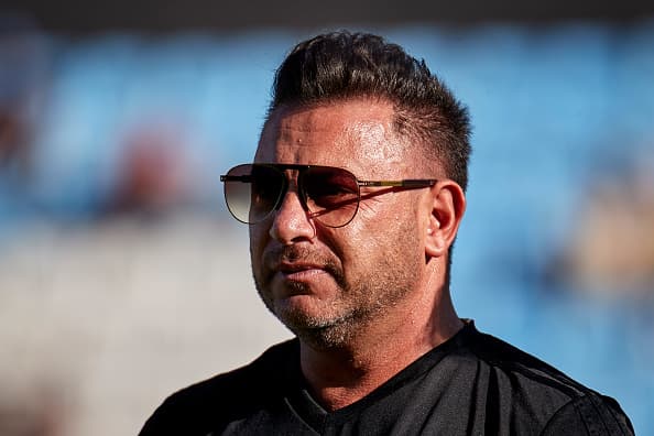 Así lucía el 'Turco' Mohamed antes del partido pero sus lentes 'volaron' en el trámite.