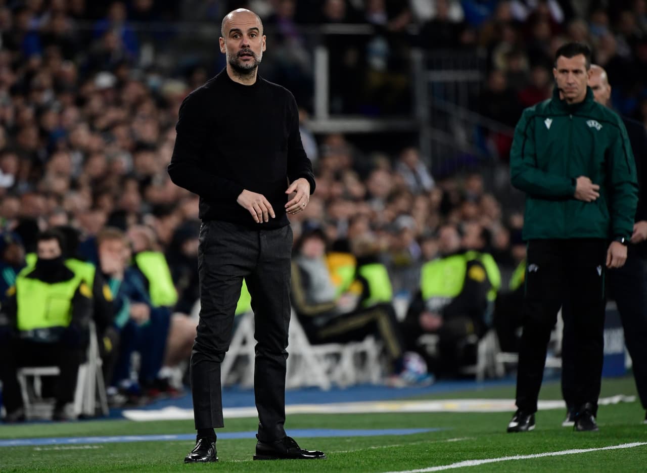 Guardiola merodeaba en el área técnica y no optaba por sentarse.