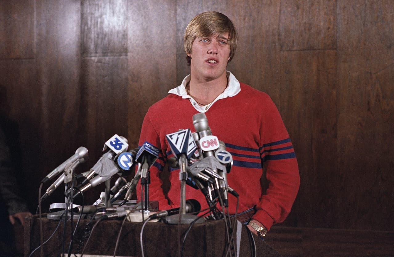 <b>John Elway | QB Denver Broncos (Salón de la Fama)</b>
<br>
<br>
<b>Draft de béisbol:</b> Fue reclutado dos veces como jardinero: en la ronda 18 por Kansas City saliendo de la preparatoria en 1979 y en la segunda ronda de 1981 por los New York Yankees.
<br>
<br>
<b>Draft de la NFL:</b> Elway fue la primera selección global del Draft 1983, por los Baltimore Colts.
<br>
<br>
<b>Recuento:</b> Elway no quería tener nada que ver con los Colts, por lo que usó sus talentos en el béisbol para forzar un intercambio con los Denver Broncos. Llevó a los Broncos a cinco Super Bowls (quedó con récord 2-3) y terminó como uno de los mejores al ser incluido al Salón de la Fama del fútbol americano profesional en 2004.