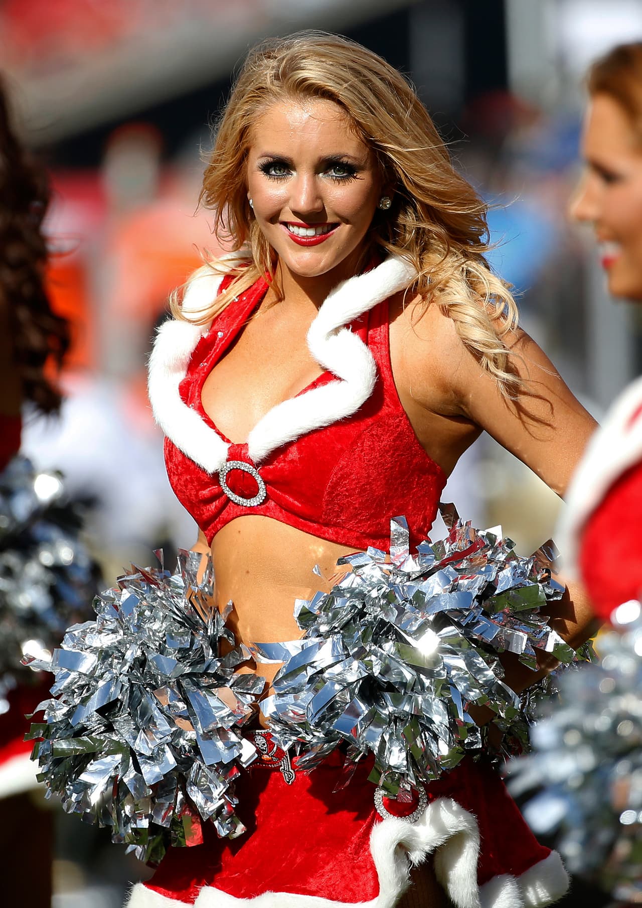 La Navidad ya está a la vuelta de la esquina y las porristas de los Buccaneers lucieron sus hermosos atuendos navideños. ¡Checa qué lindas se ven!