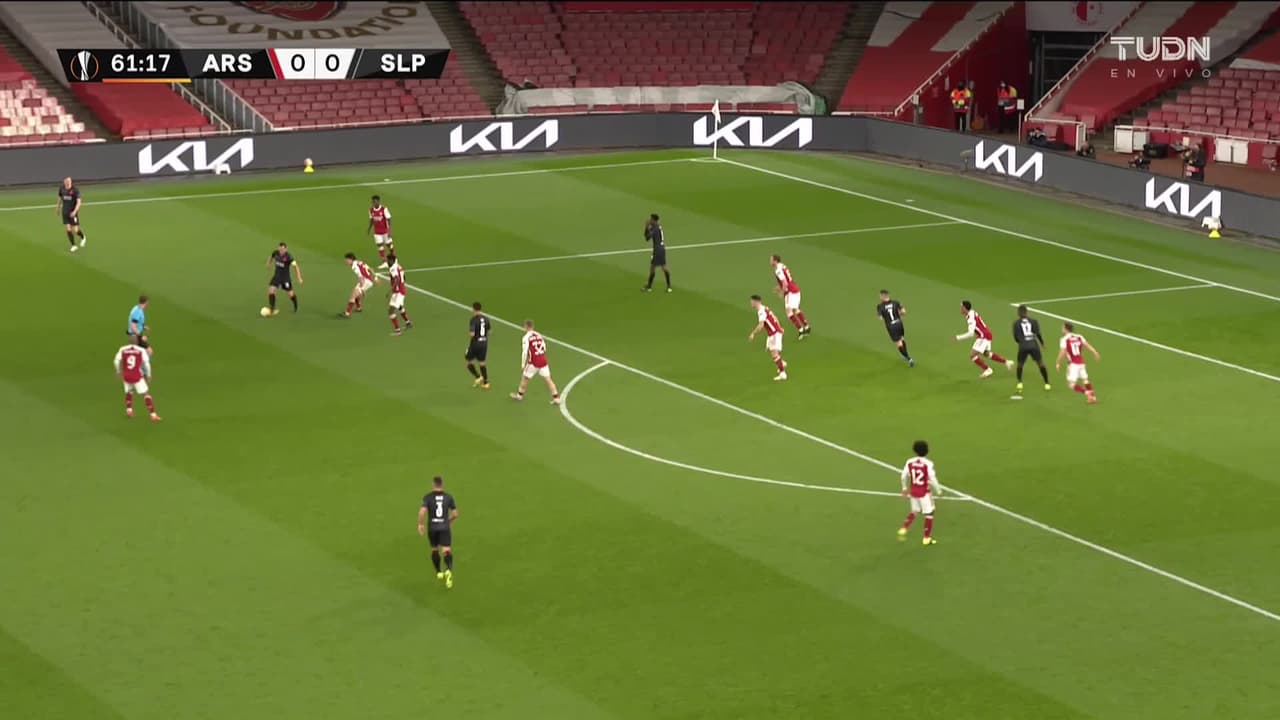 ¡CERCA! Alexandre Lacazette disparó que se estrella en el poste.