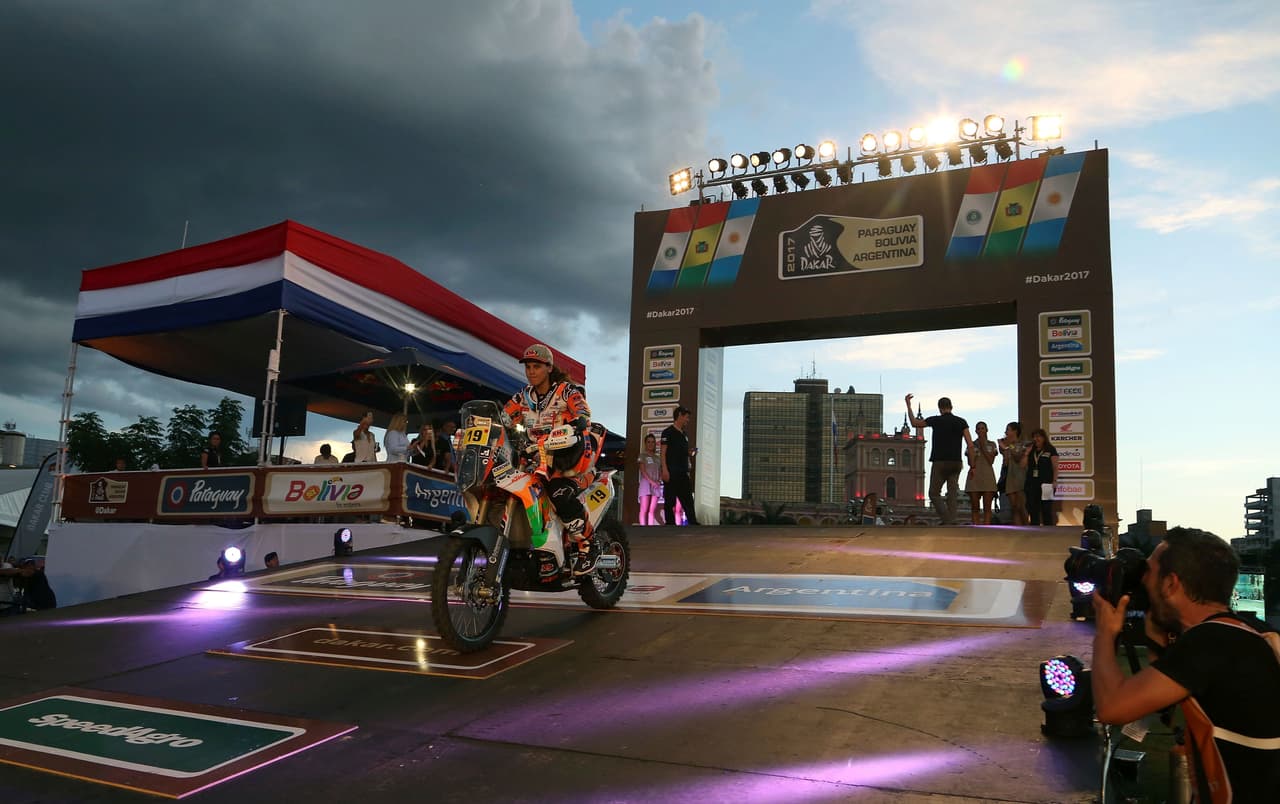 El presidente de Paraguay, Horacio Cartes, y el de Bolivia, Evo Morales, despidieron a la caravana del Dakar en el podio de largada en Asunción en la previa del comienzo el lunes 2 de enero, cuyo trayecto recorre territorio de ambos países más Argentina. El acto simbólico congregó a decenas de miles para la travesía que finaliza el 14 de enero en Buenos Aires.