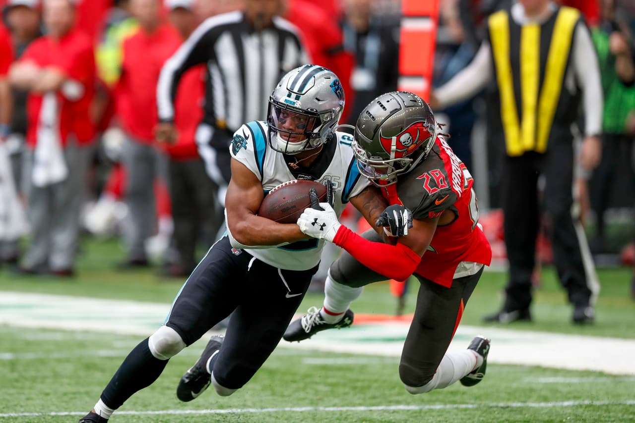 D.J. Moore pelea por no soltar el balón.