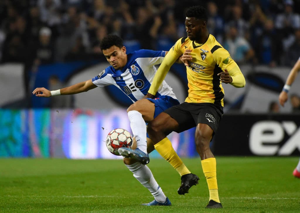 El colombiano del Porto, Luis Diazle, roba el balón al jugador del Portimonense, Emmanuel Hackman que no lo vio llegar por detrás.