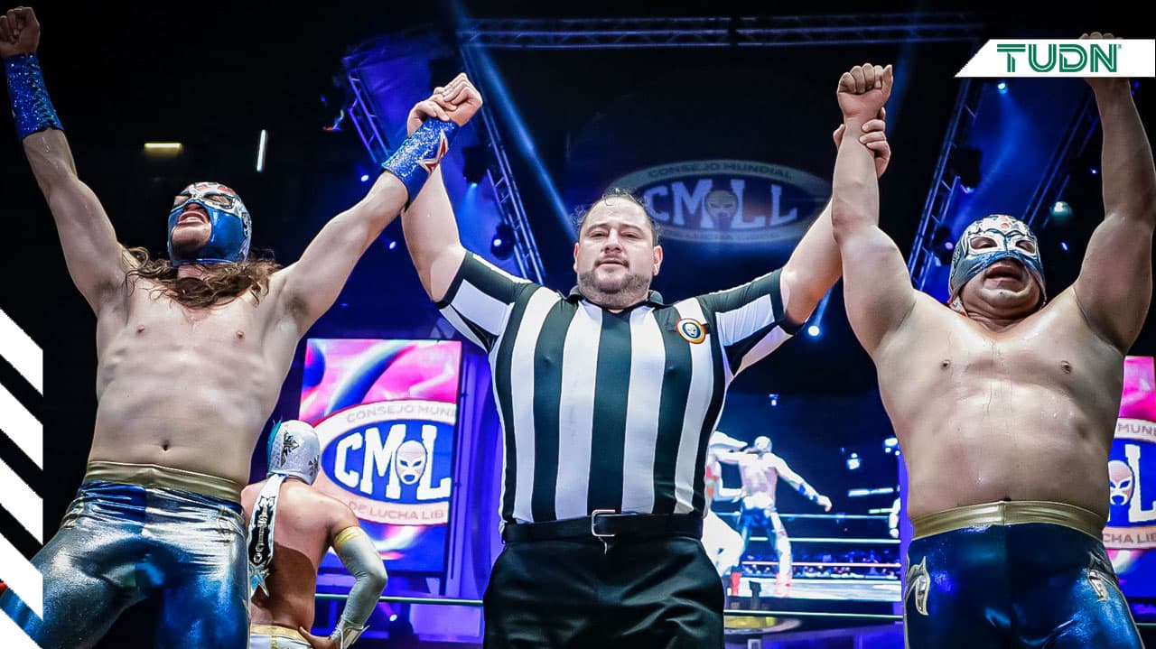 Star Jr. y Valiente festejan el ser vencedores de la función especial 'La Gran Alternativa' en combate de la CMLL