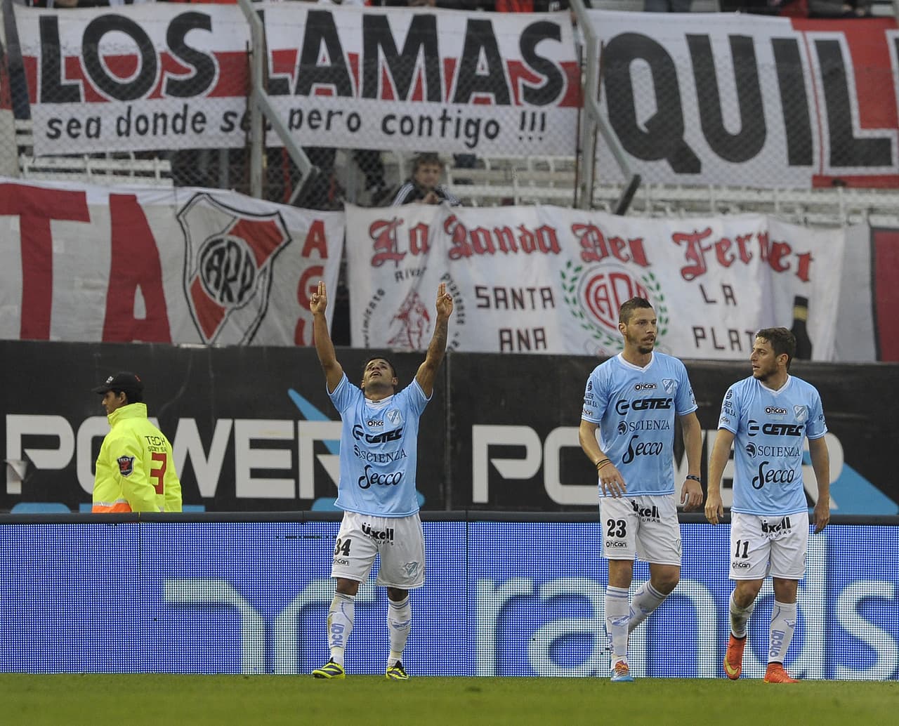 Puebla decidió desprenderse de Matías Alustiza, en su lugar la Franja decidió traer al argentino Gabriel Esparza, quien se desempeña como volante ofensivo. El ex San Lorenzo tiene buen recorrido por la banda izquierda, sector que los camoteros deberán explotar mucho en el torneo.