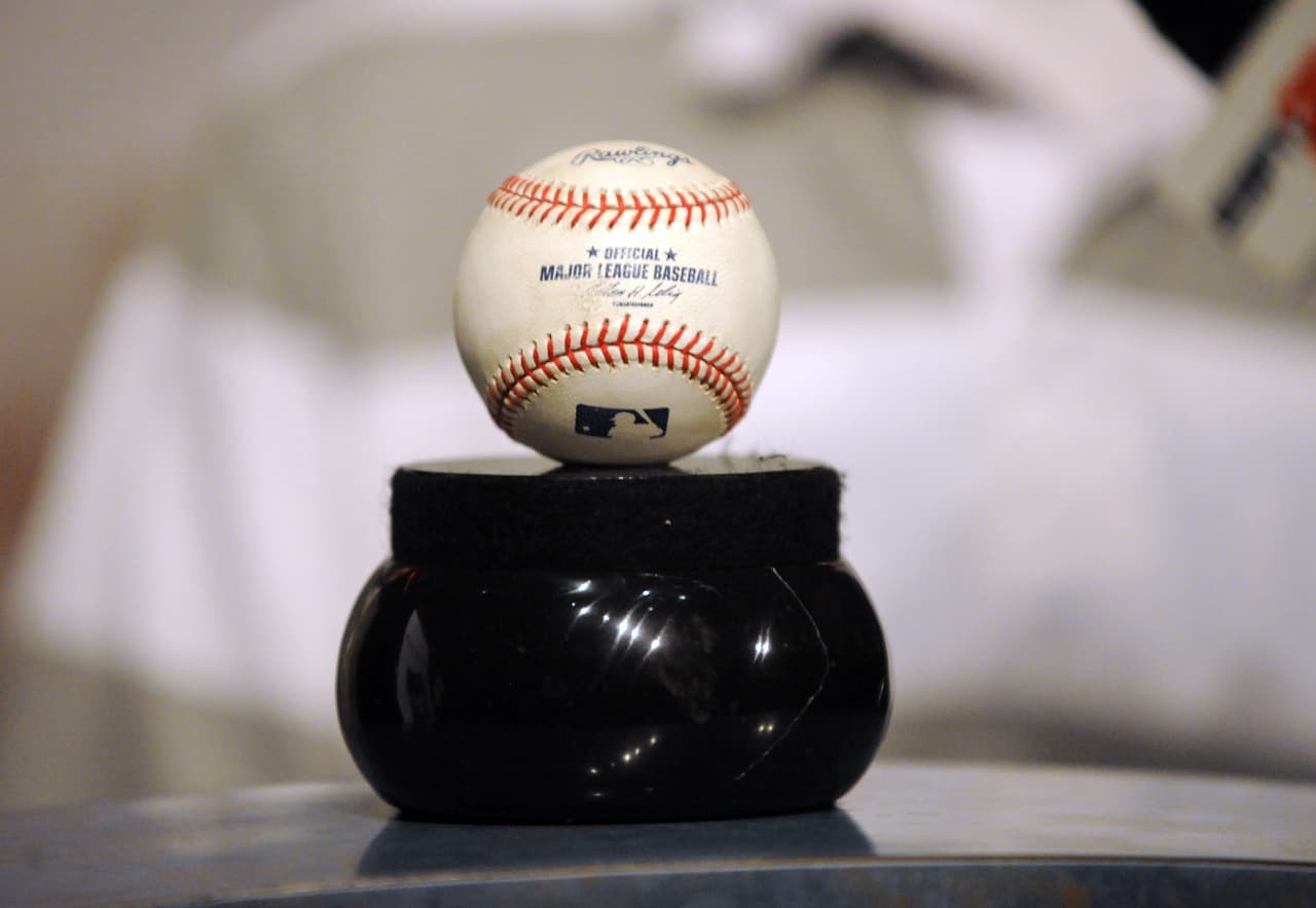 Pelotas, jerseys, bates, almohadillas, tarjetas, etcétera, se han llevado a subasta y los coleccionistas no han escatimado por tener una pieza de la historia.