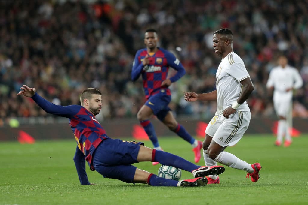 El duelo de todo el partido: Piqué contra Vinicius, lo ganó el brasileño, mientras el catalán seguramente lo va a soñar.