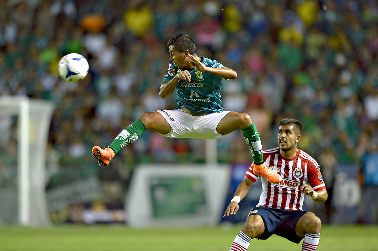 Chivas salió campeón tras vencer al León 0-1 con gol de Oswaldo Alanís en la Copa MX del Apertura '15.