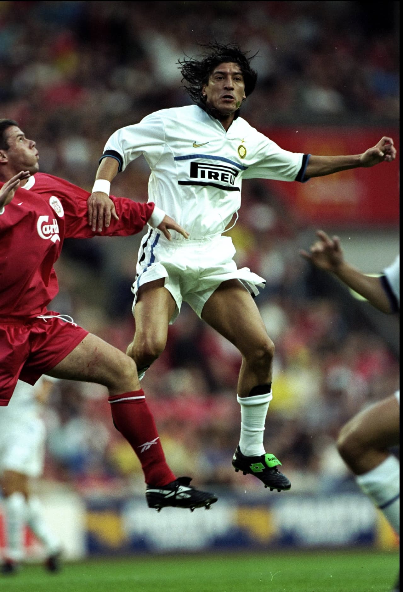 El 'Bam-Bam' vino a México proveniente de Inter de Milán, con el que fue campeón de Copa de la UEFA en 1998. Sin embargo, lo más destacado de su carrera fue su paso por Real Madrid con el que anotó 101 goles y ganó una Liga, una Copa del Rey y una Supercopa de España, además de ser mundialista con Chile en 1994 y 1998.