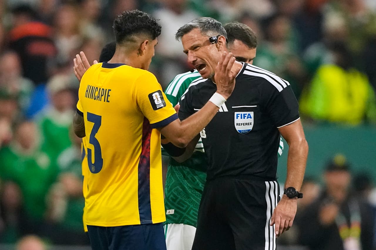 El gesto por el que fue expulsado Piero Hincapié en los últimos minutos del partido entre México y Ecuador