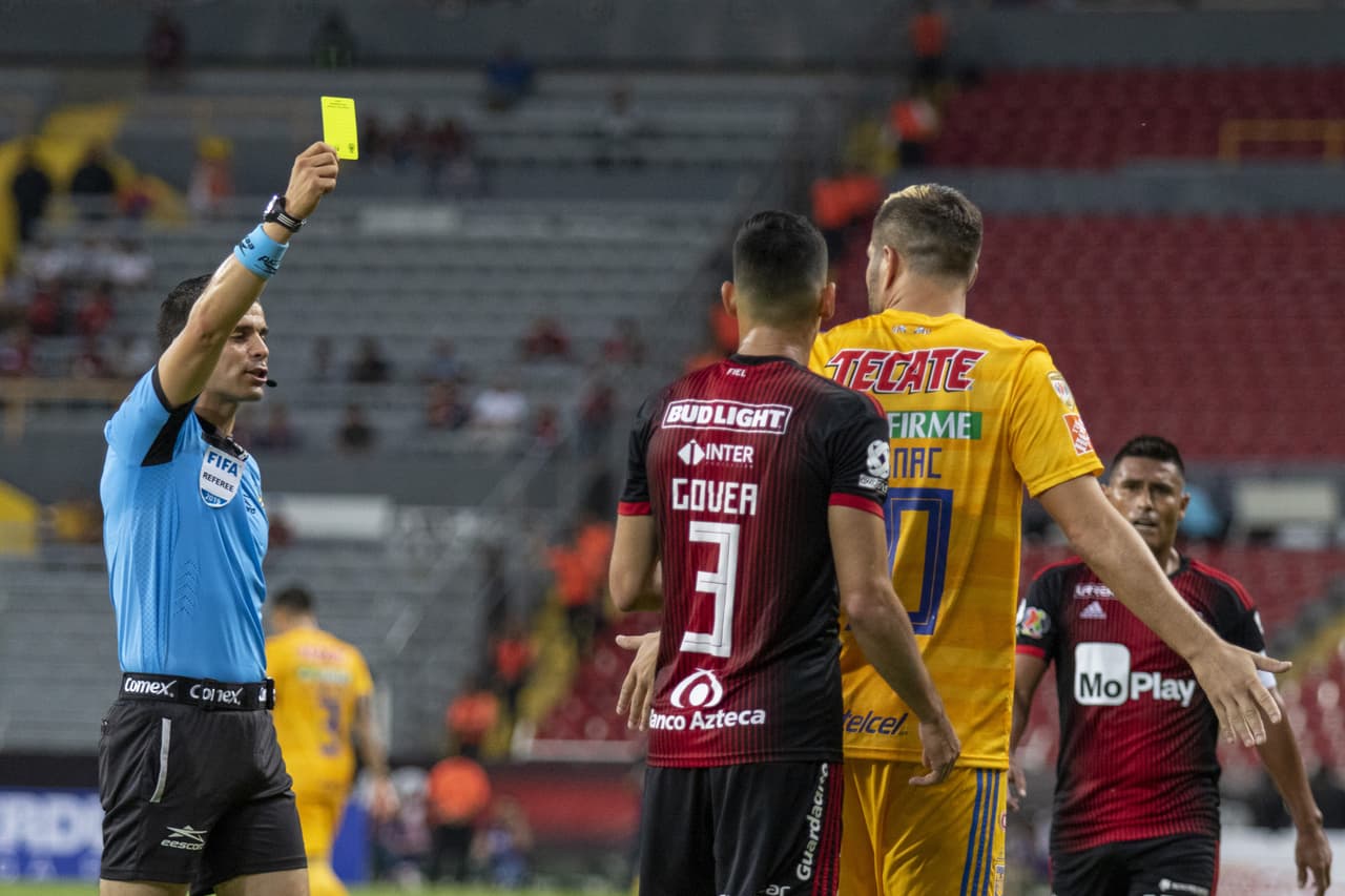 Con los Tigres encima buscando el tanto del empate siguieron habiendo faltas y comenzaron a salir las tarjetas.
