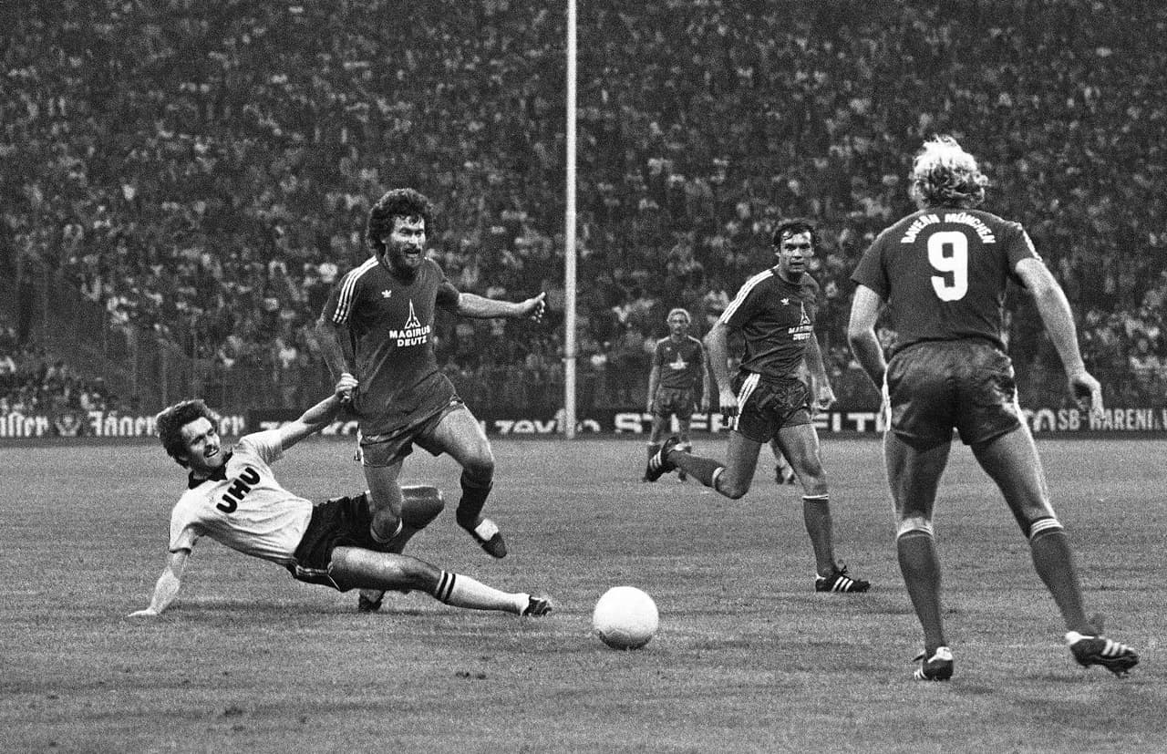 Si bien la rivalidad comenzó en los años 60 con un triunfo del Borussia Dortmund, fue hasta los 90 cuando ambos equipos compitieron e incrementaron su rivalidad hasta volverse el clásico del futbol alemán.