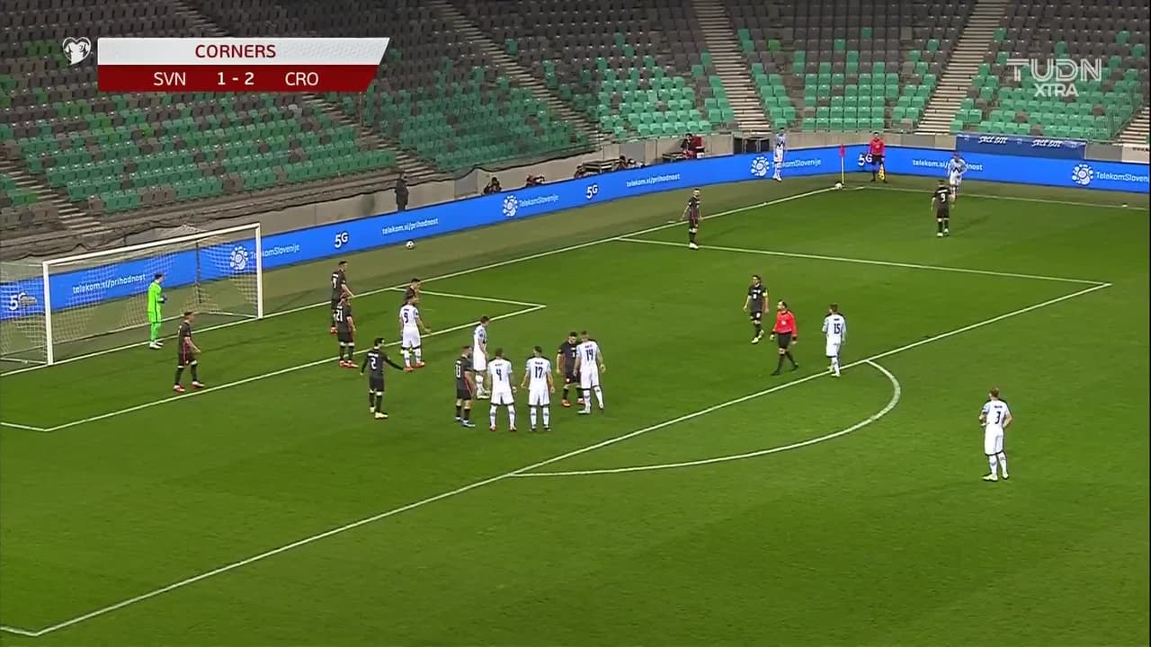 ¡TIRO ATAJADO! disparo por Andraz Sporar.