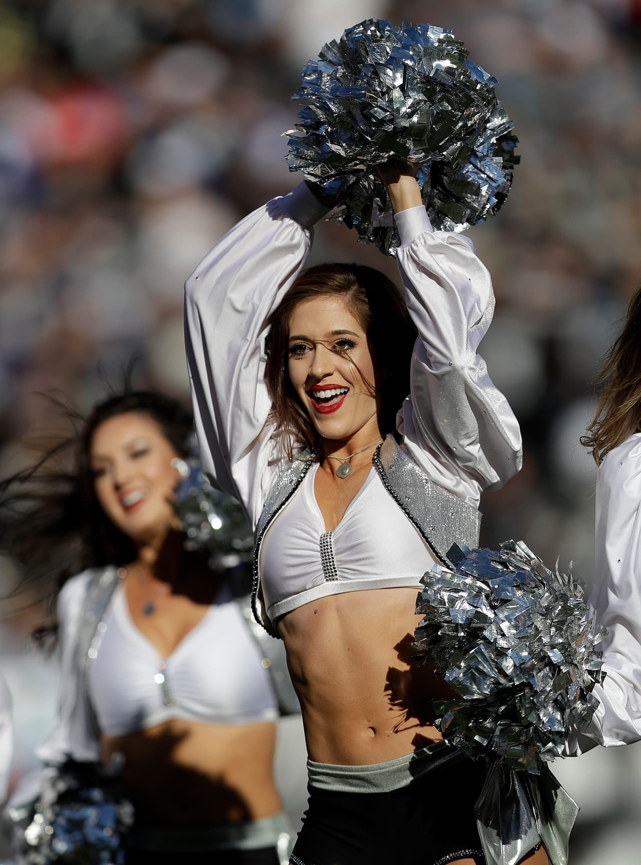 Las sensuales animadoras de la NFL le dieron alegría, belleza y energía al espectáculo del fútbol americano estadounidense en su Semana 13 de competencia, en un condimento único para el público.