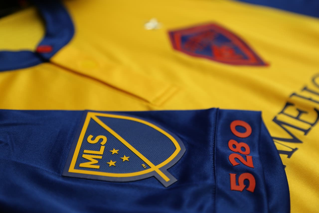 El uniforme tiene algunos detalles interesantes. El número '5280' representa los 5.280 pies (unos 1.600 metros) sobre el nivel del mar en los que se encuentra la ciudad de Denver, su sede. (Crédito: Colorado Rapids)