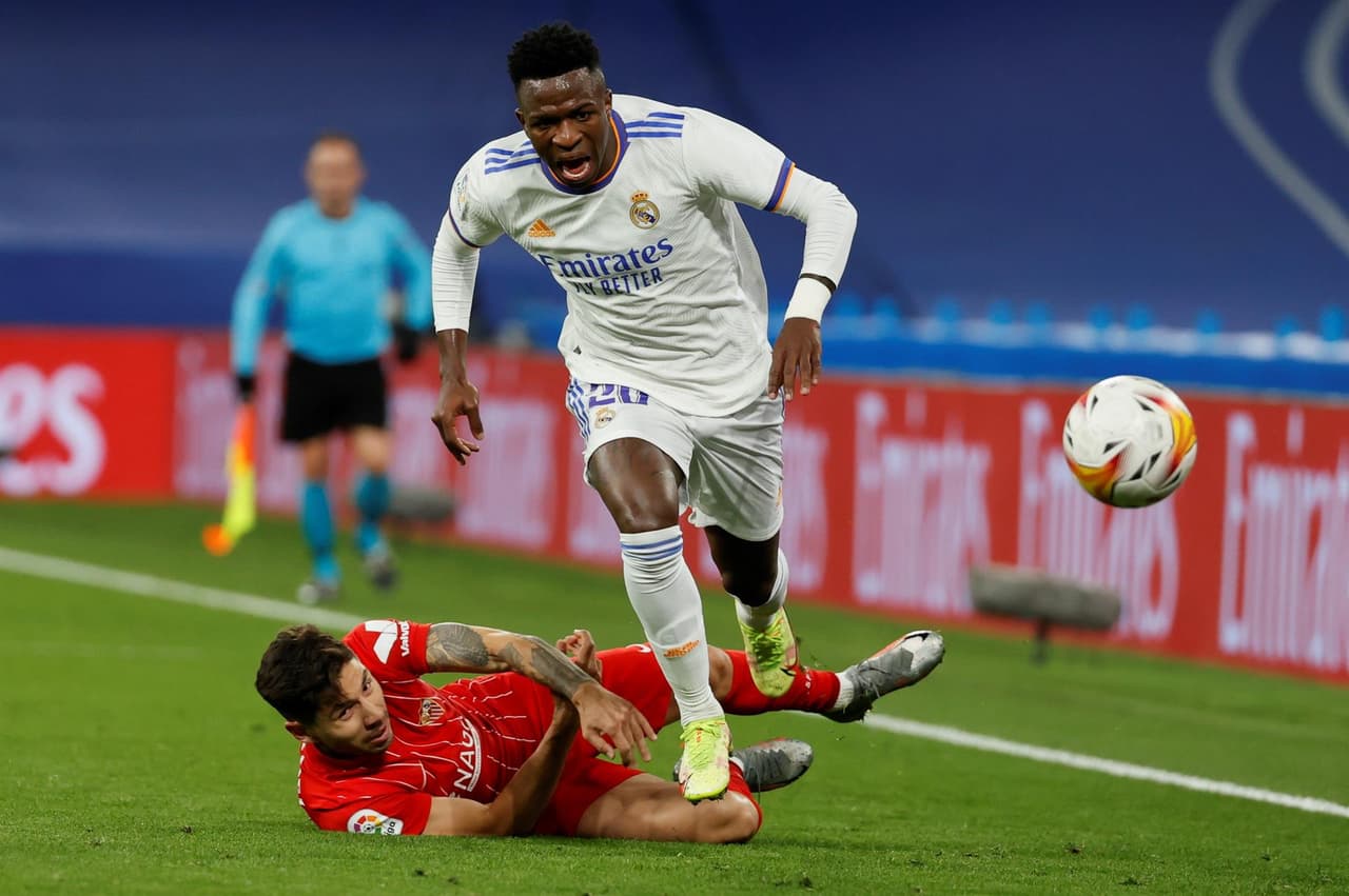 Real Madrid derrota al Sevilla 2-1 con anotaciones de Karim Benzema y Vinicius Jr durante la J15 en La Liga. El único tanto por parte del equipo visitante fue de Rafa Mir al inicio del encuentro. El equipo merengue es líder de la tabla.