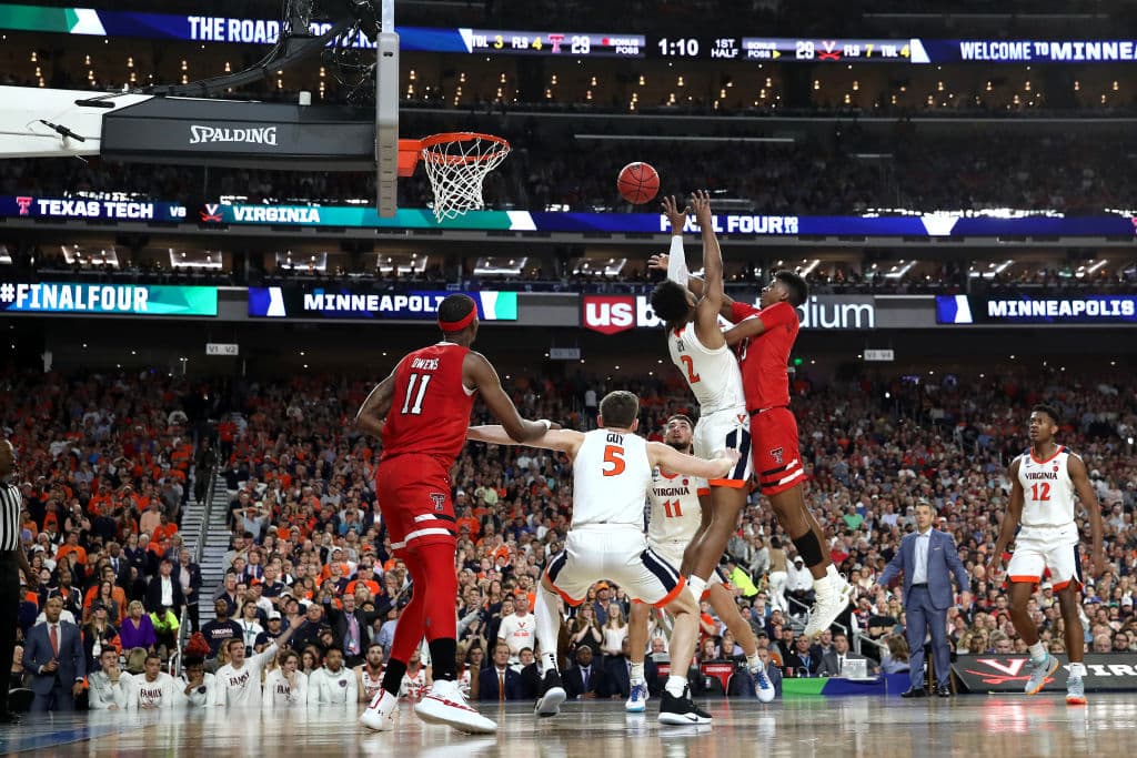 Y ya sea con tiros de media o larga distancia, los Red Raiders estaban fallando y mientras eso pasaba, los Cavaliers sacaban ventaja.