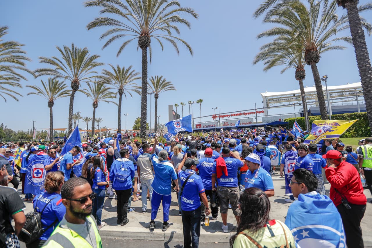 Con este gran ambiente y colorido, los apasionados fans de Necaxa y Cruz Azul, le dieron la bienvenida a sus amados clubes previo a que disputaran la Supercopa MX, que congrega a los dos pasados monarcas de las ediciones recientes de la Copa MX en un trofeo que desata pasiones. Así se vivió el color antes del arranque del cotejo en Los Ángeles.