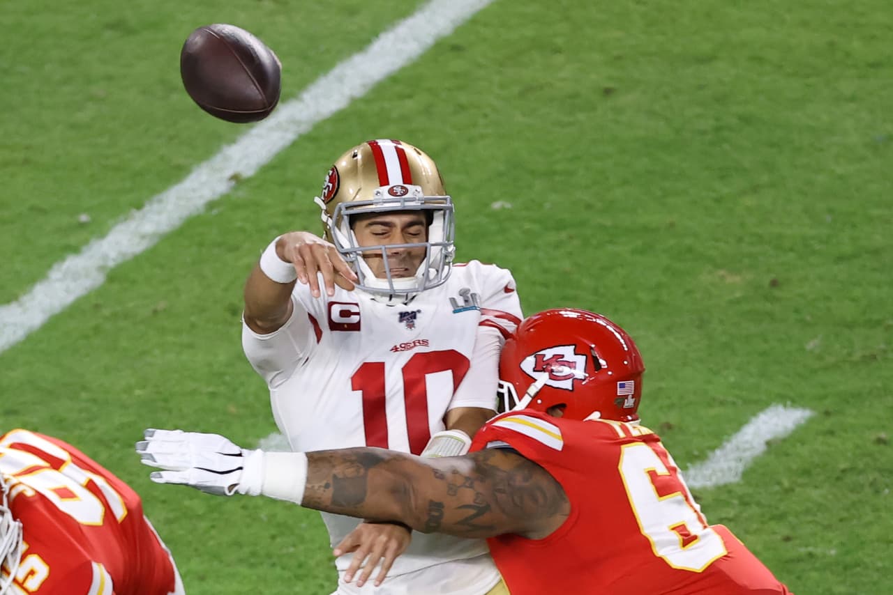 Jimmy Garoppolo recibió un duro golpe que le ocasionó soltar el balón sin observar a su receptor y fue interceptado.